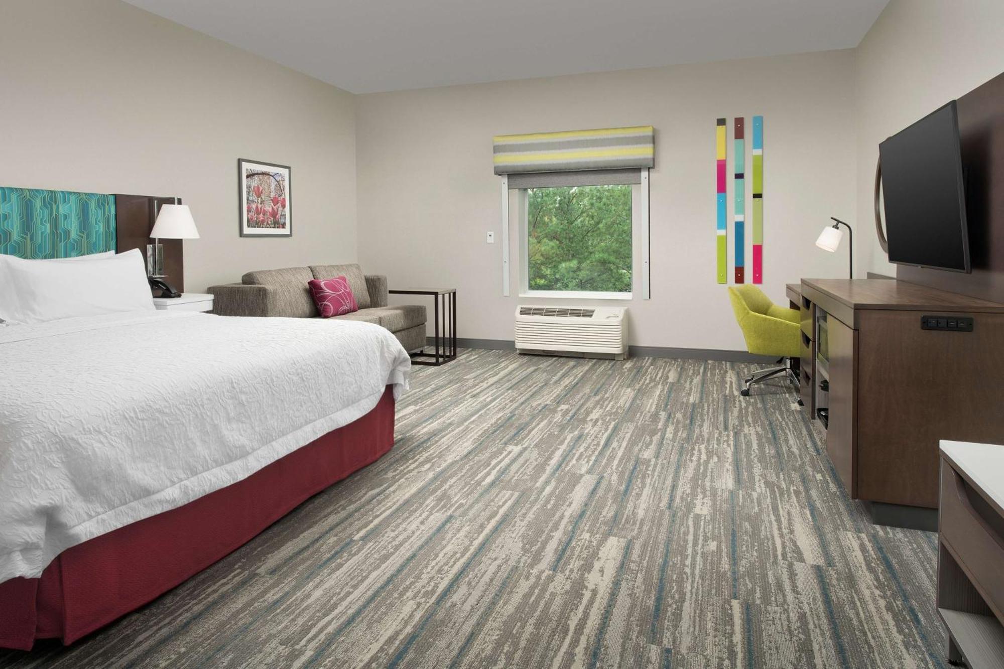 Hampton & Airport Pointe Hotel 3*