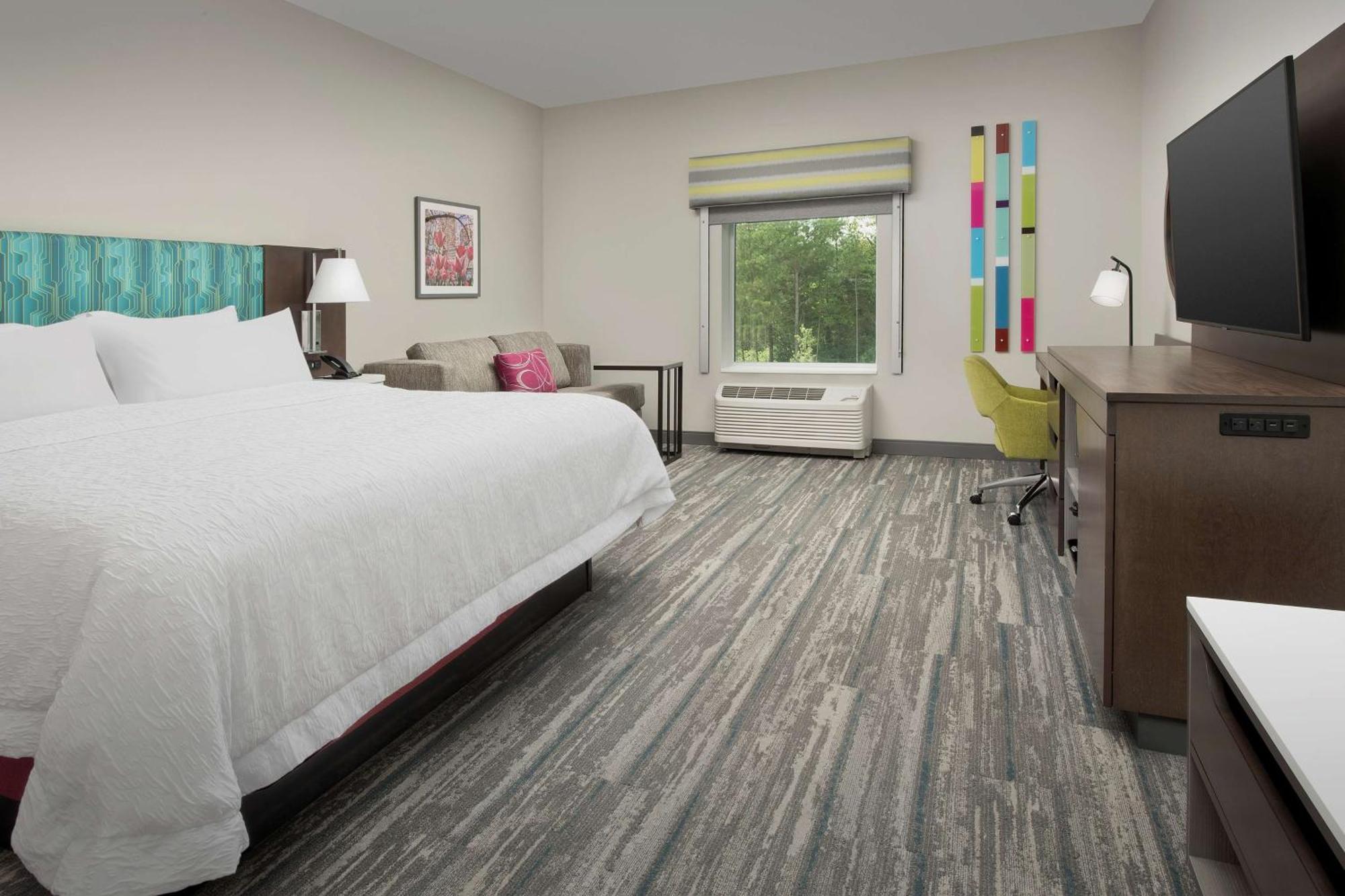 Hampton & Airport Pointe 3*