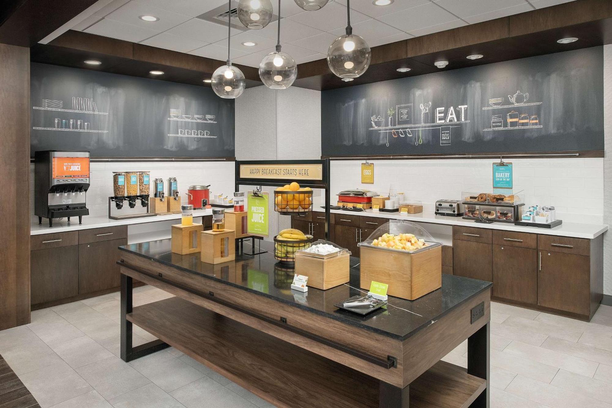 Hampton & Airport Pointe Hotel 3*