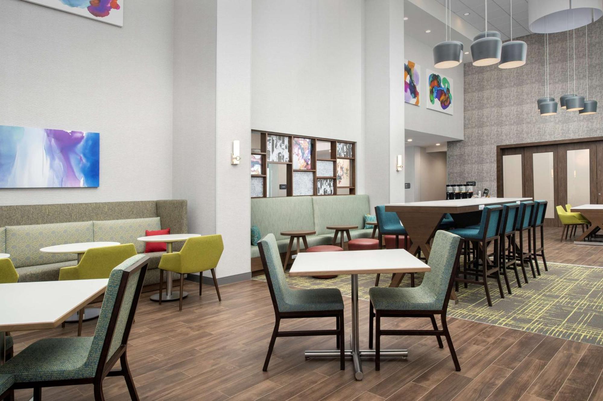 Hampton & Airport Pointe Hotel 3*