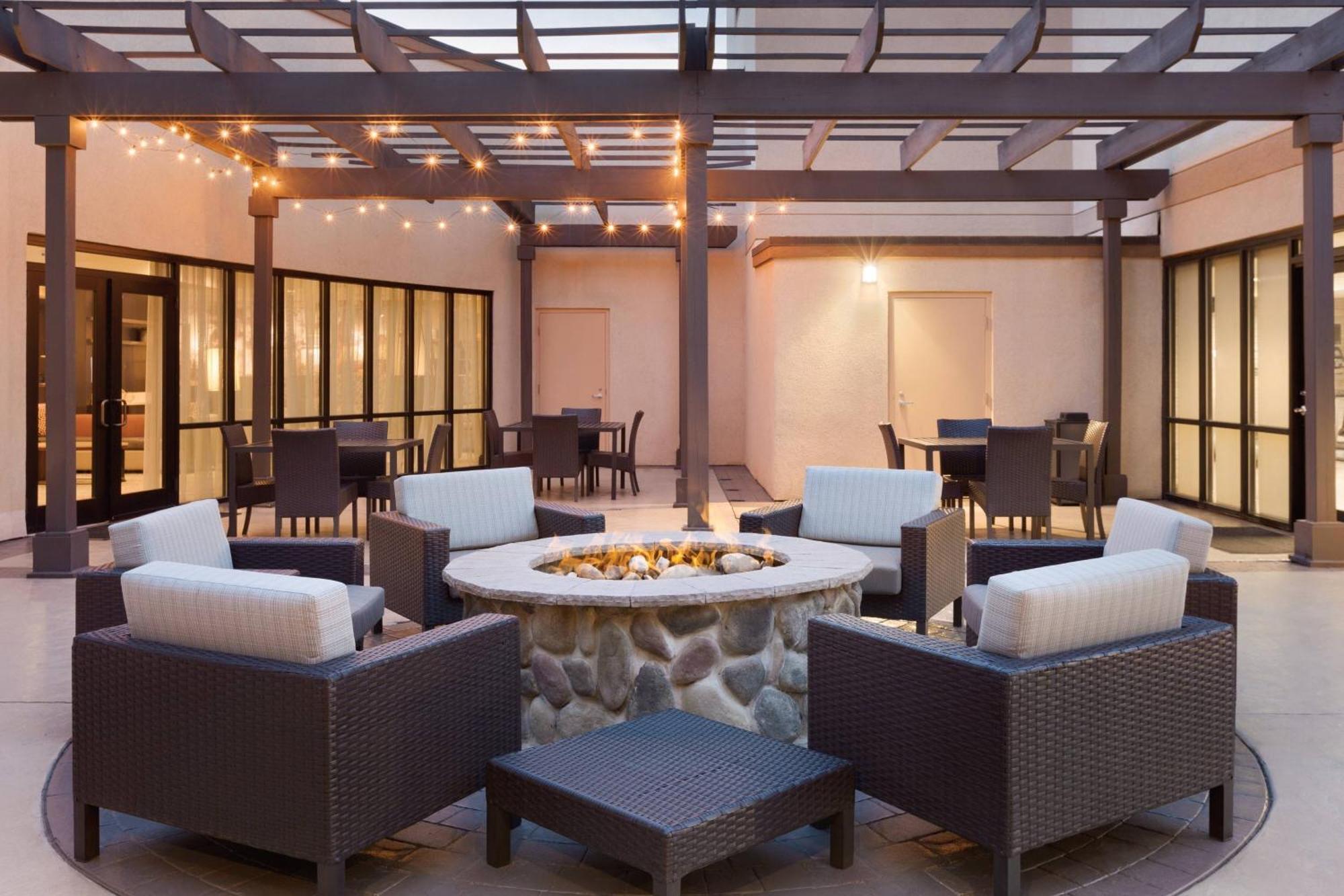 Courtyard Airport North Hotel 3*