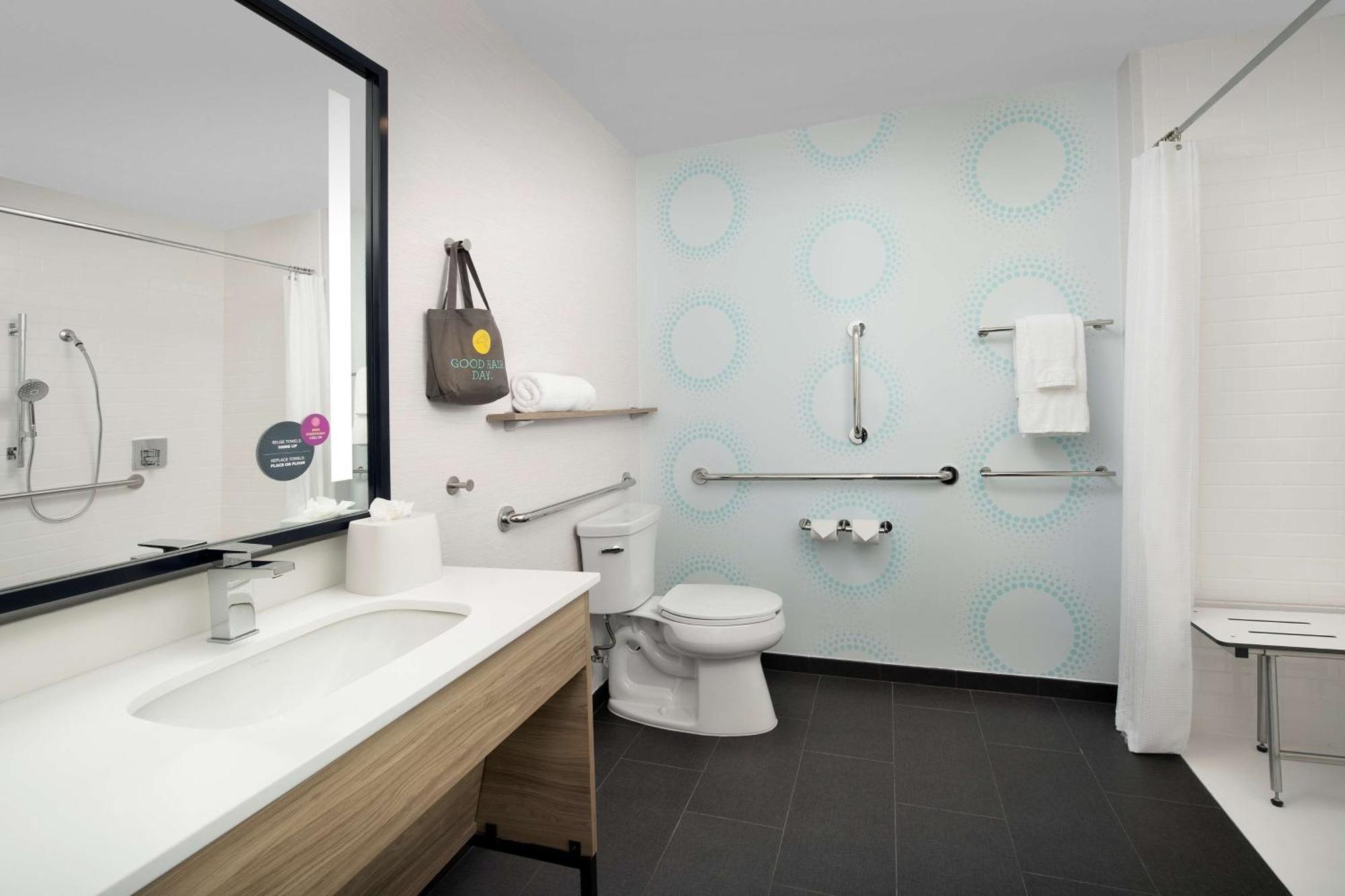 Tru By Hilton Airport Pointe 3*