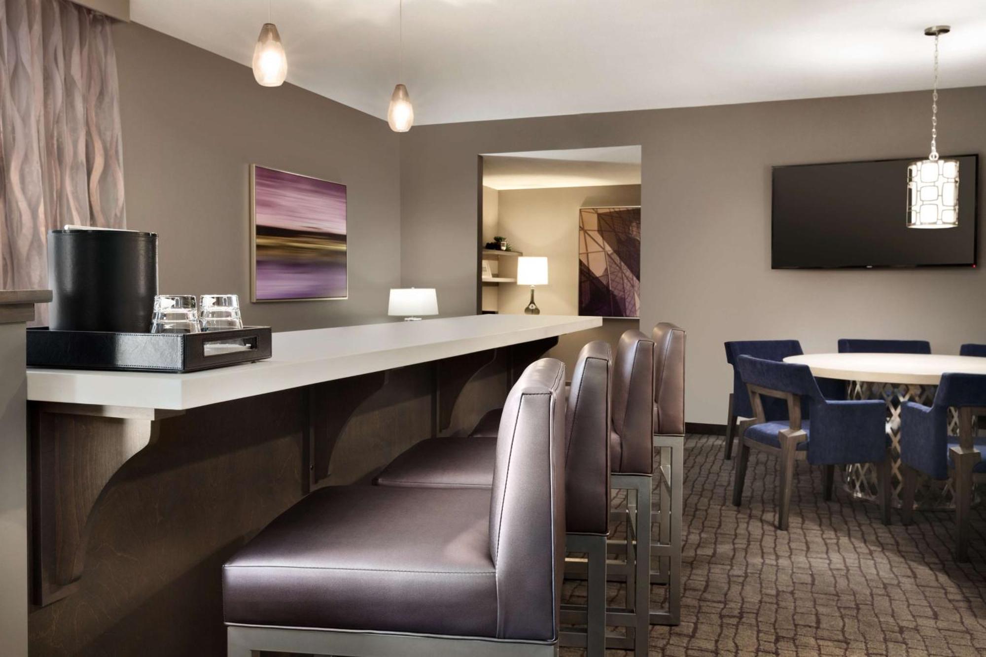 Hotel Embassy By Hilton Uptown 4*