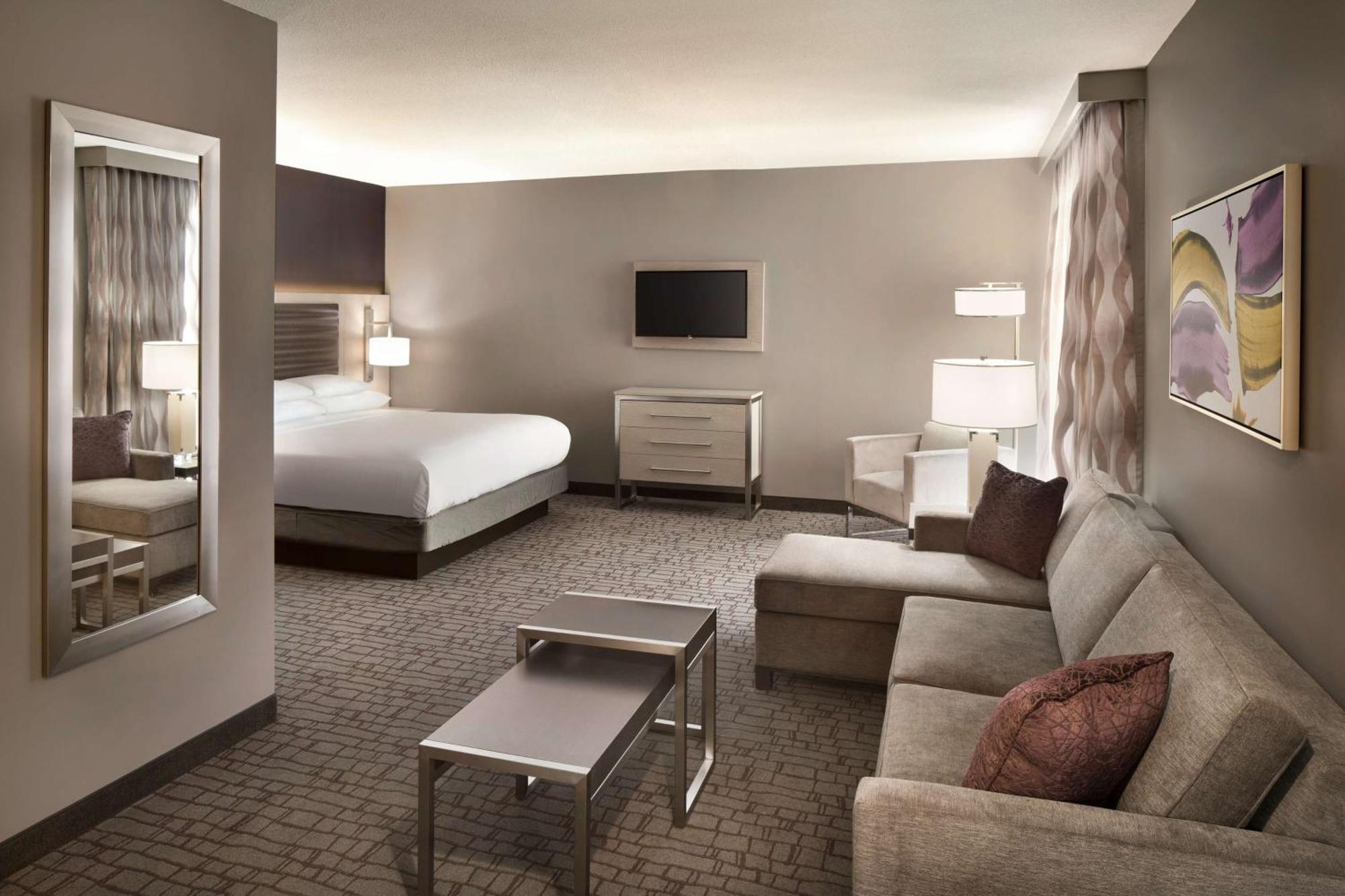Hotel Embassy By Hilton Uptown