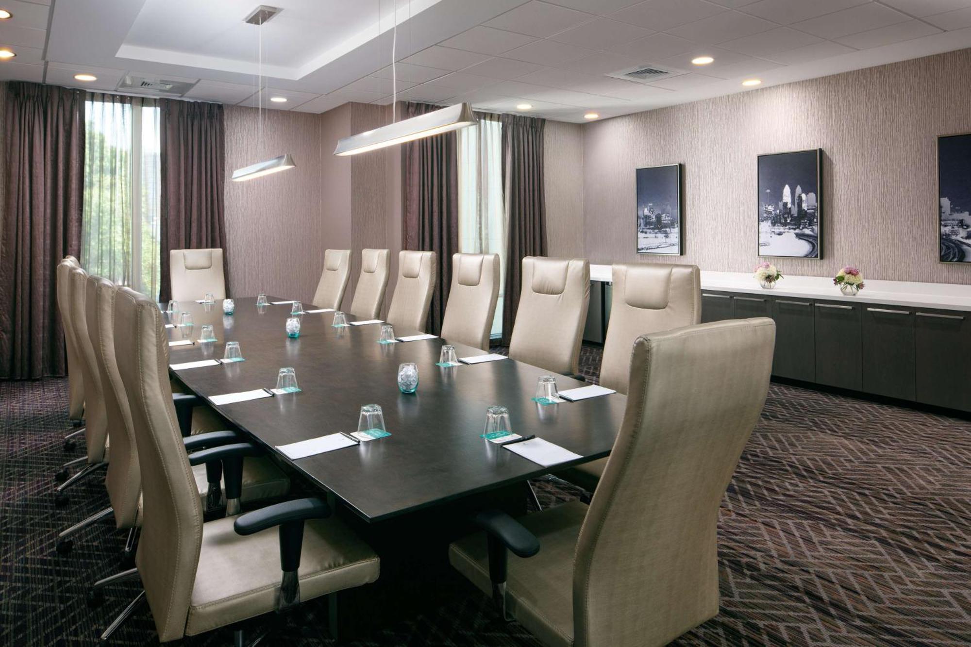 Hotel Embassy By Hilton Uptown