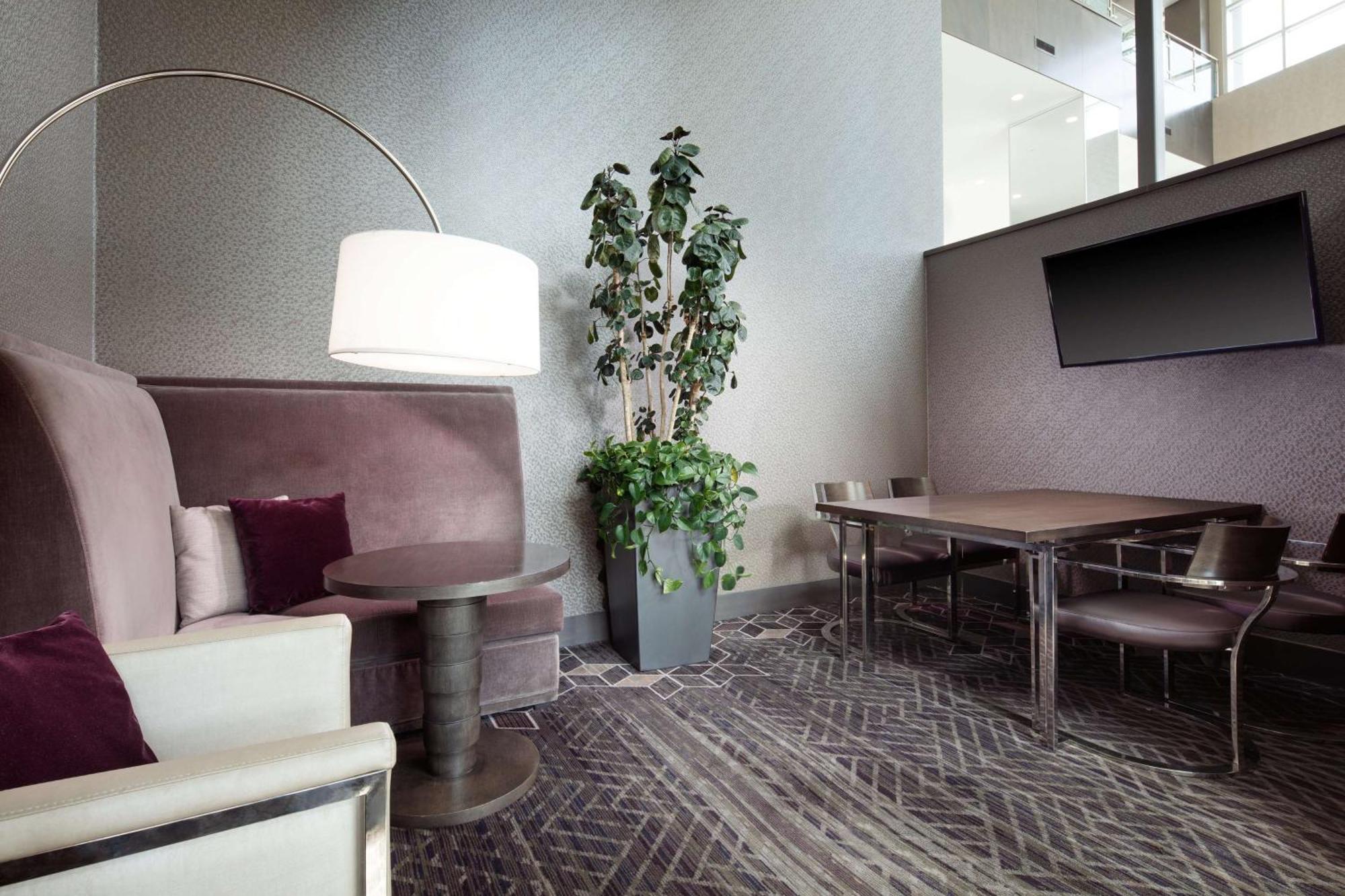 Hotel Embassy By Hilton Uptown
