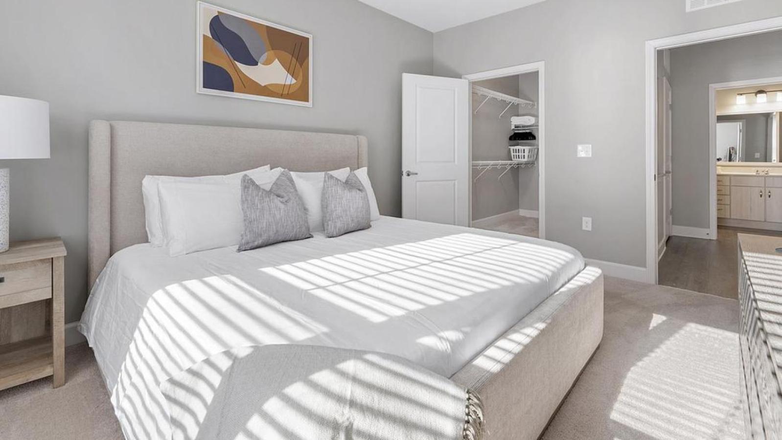 Apartment Landing Modern With Amazing Amenities