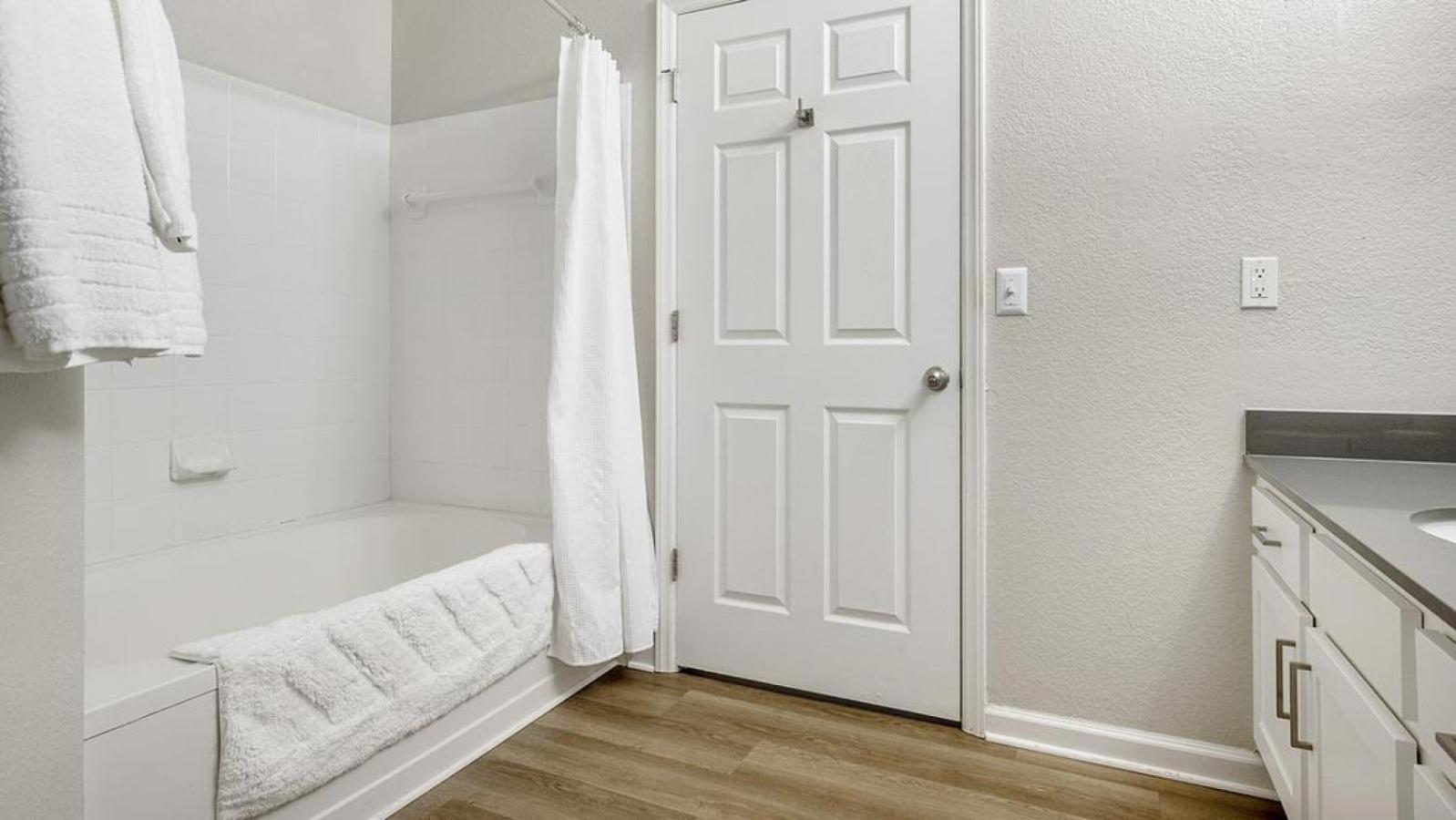 Apartment Landing - Modern With Amazing Amenities *