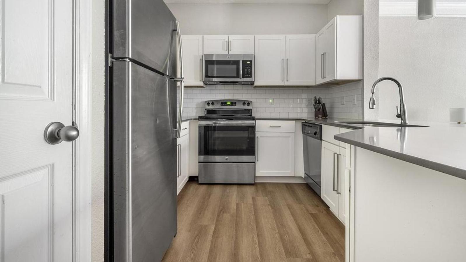 Landing - Modern With Amazing Amenities Apartment