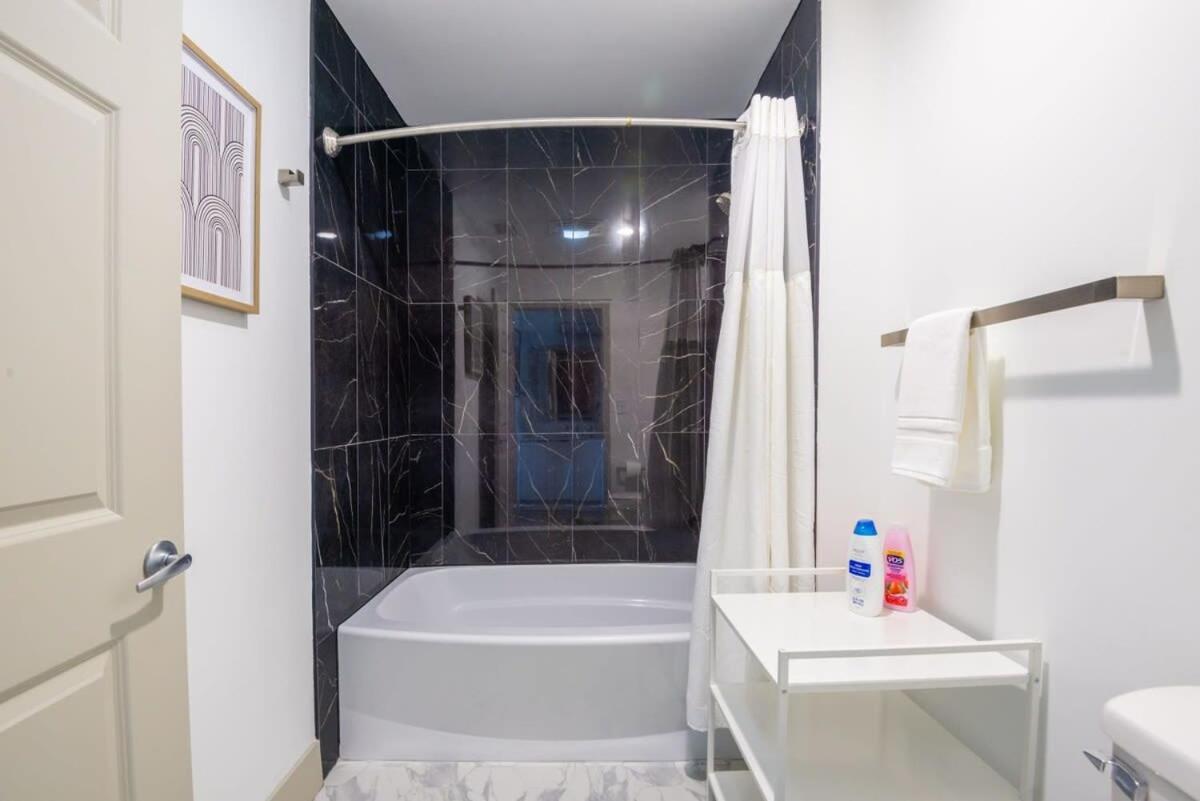 3br Premium Downtown With Office & Gym Apartment
