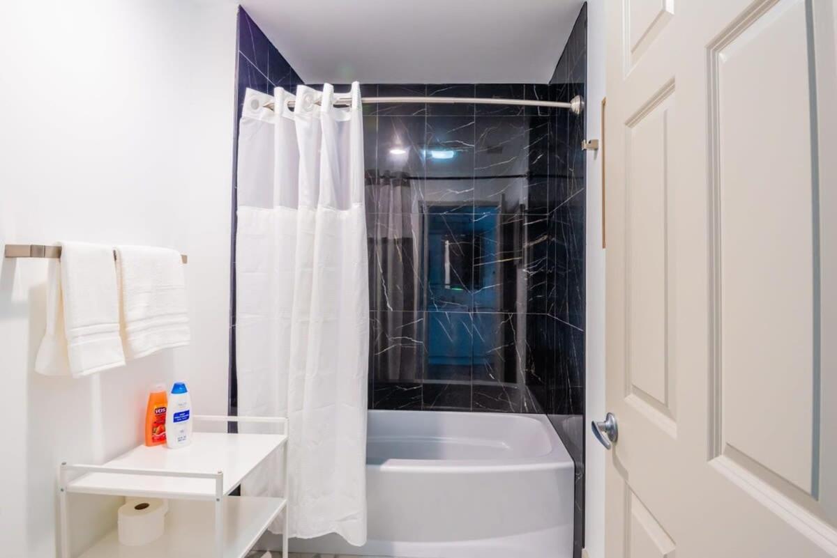 3br Premium Downtown With Office & Gym Apartment