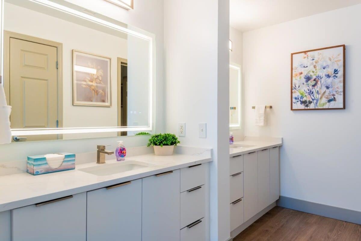 3br Premium Downtown With Office & Gym Apartment *