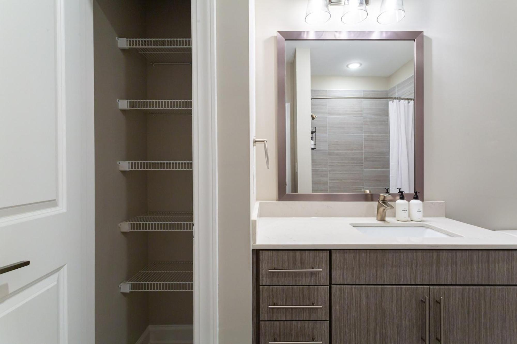 Kasa Freemorewest Charlotte