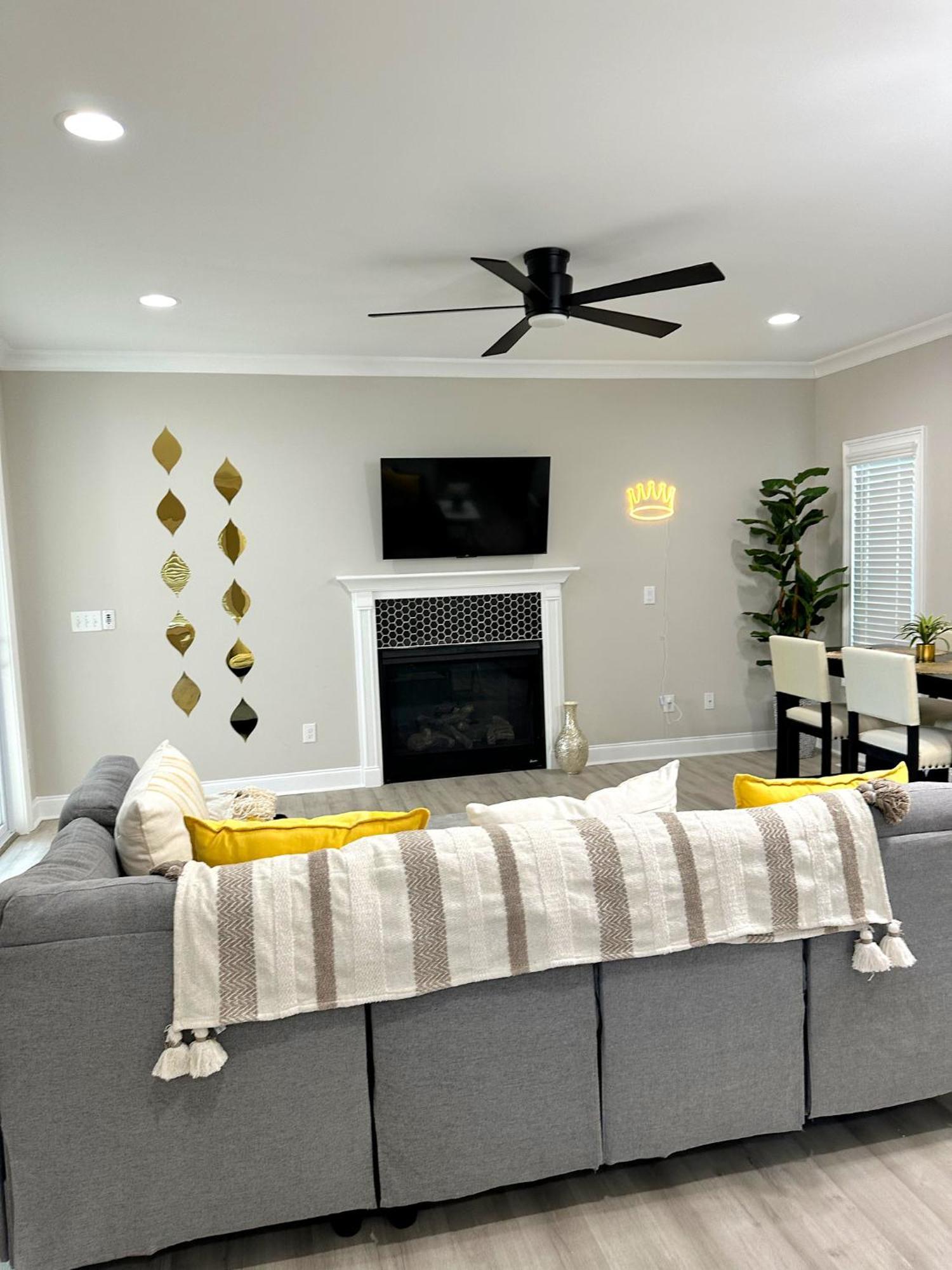 New Charming 3bd Townhome With Wifi - 9 Min To Uptown Holiday home *
