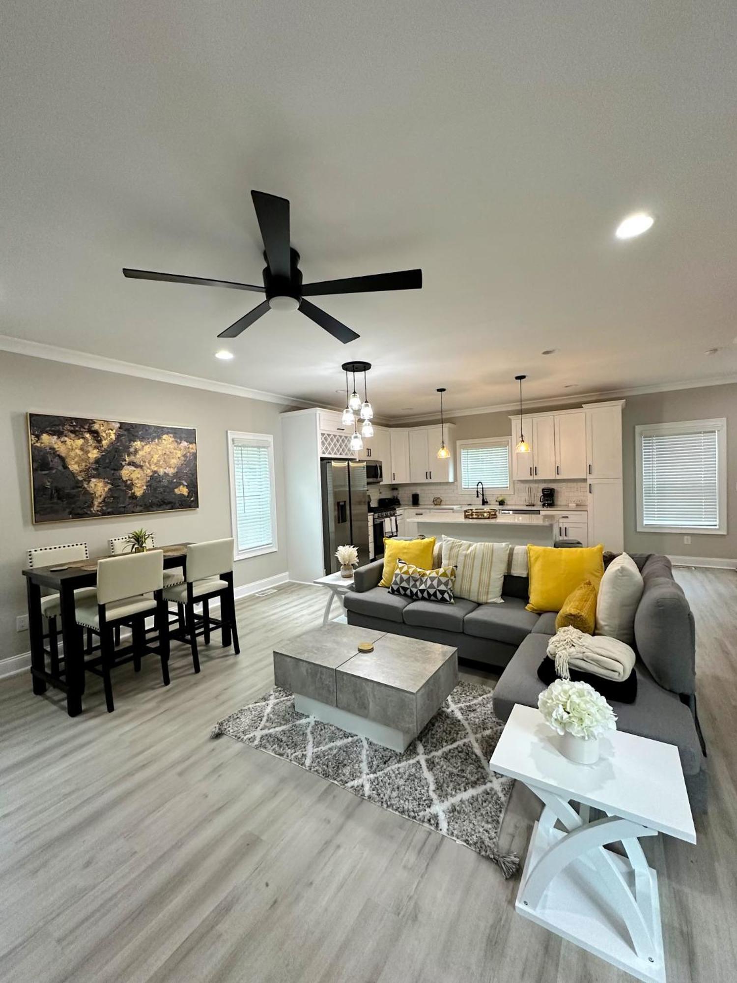 New Charming 3bd Townhome With Wifi - 9 Min To Uptown Holiday home *