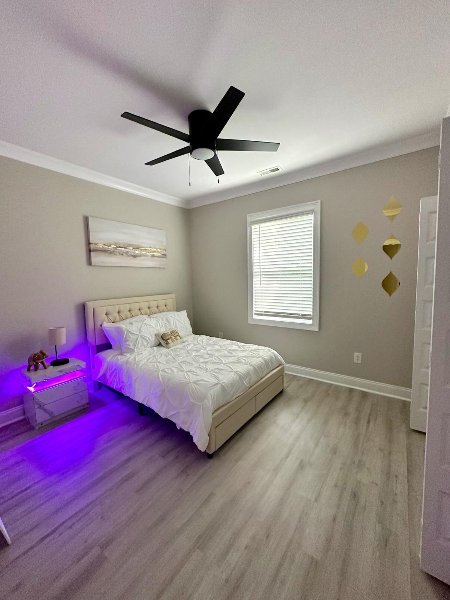 Holiday home New Charming 3bd Townhome With Wifi - 9 Min To Uptown