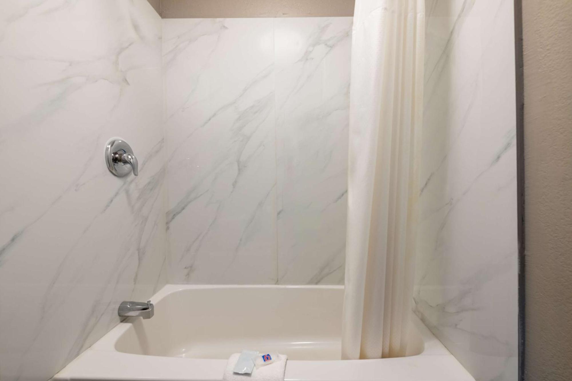 6-charlotte, Nc - Coliseum Hotel 2*