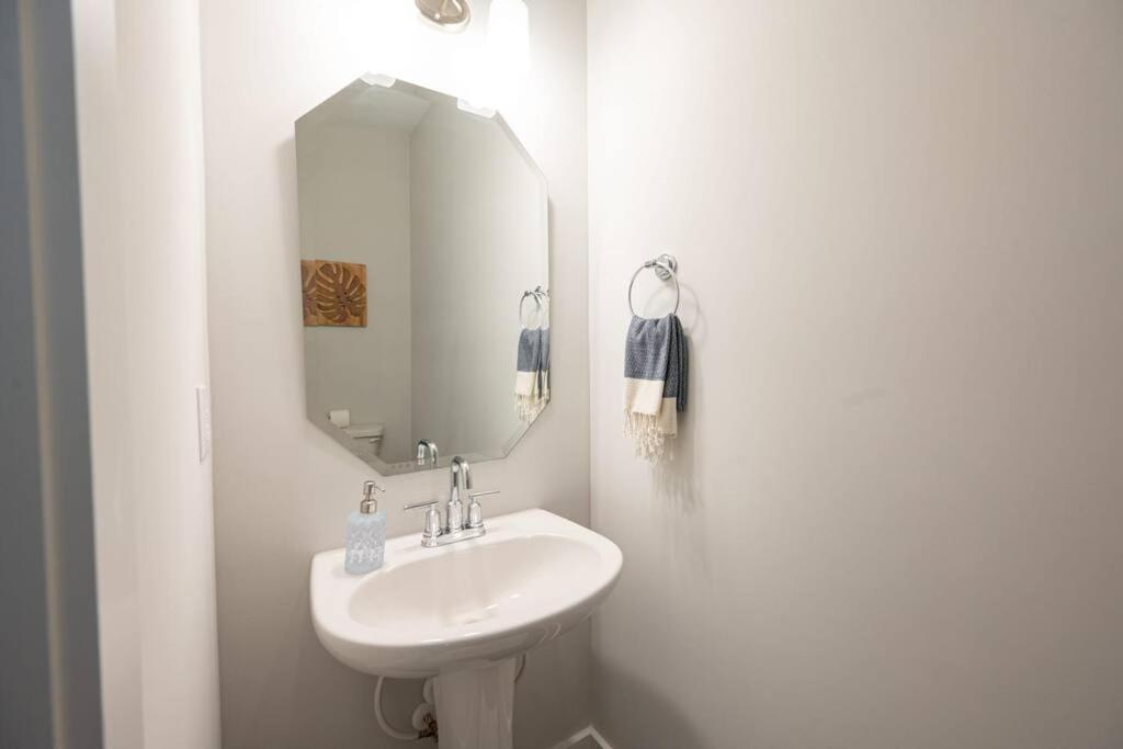 The Sente, New Home, Two Miles To Downtown Holiday home