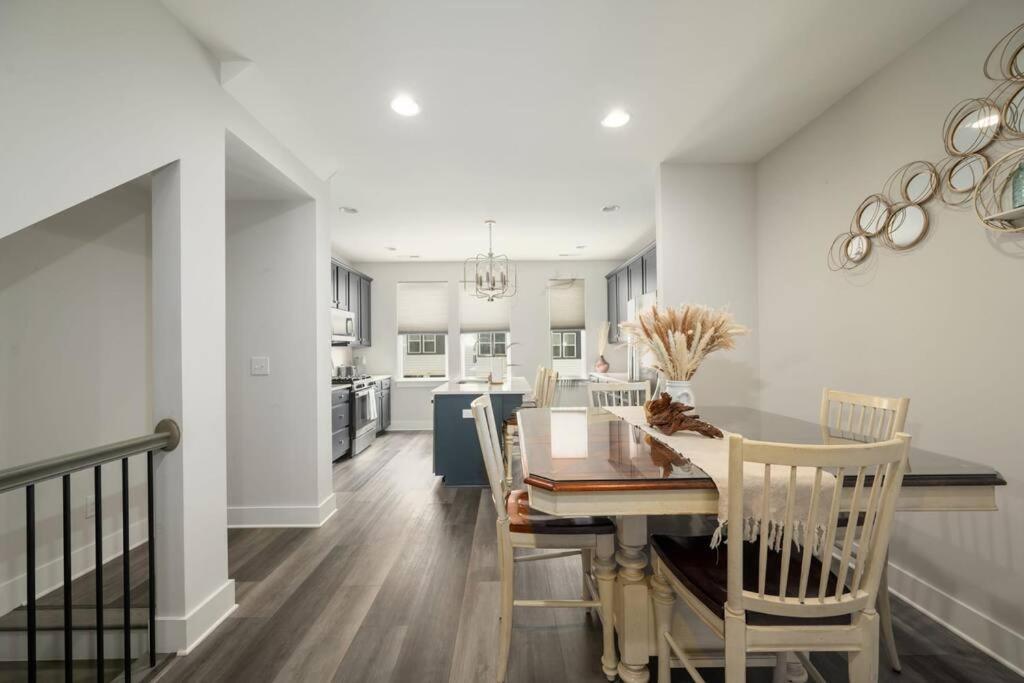 The Sente, New Home, Two Miles To Downtown Holiday home *