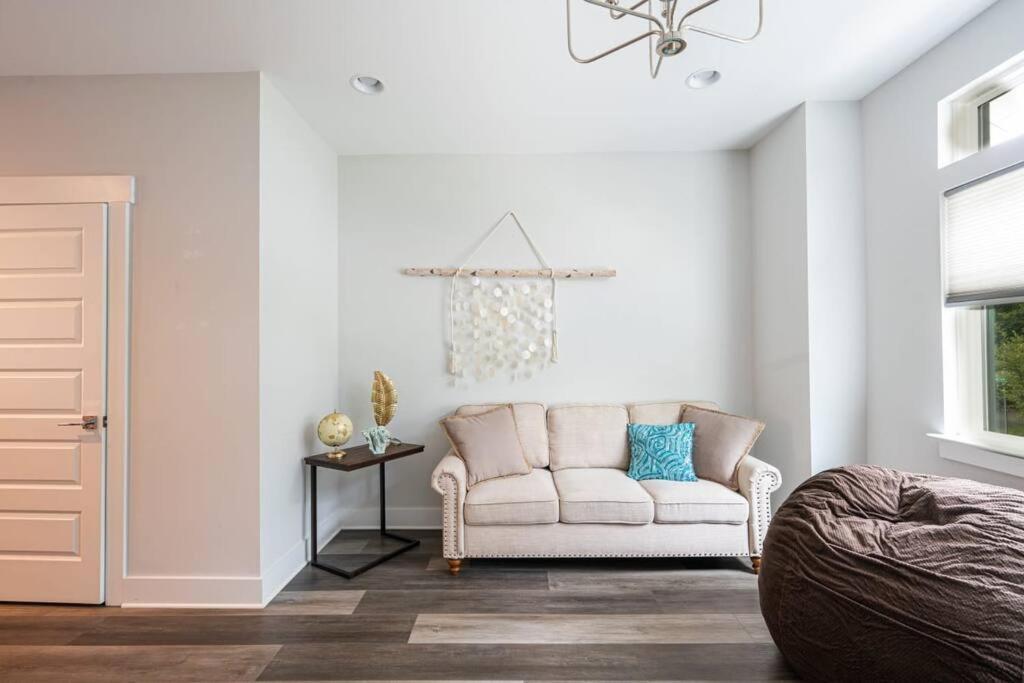 The Sente, New Home, Two Miles To Downtown Holiday home *