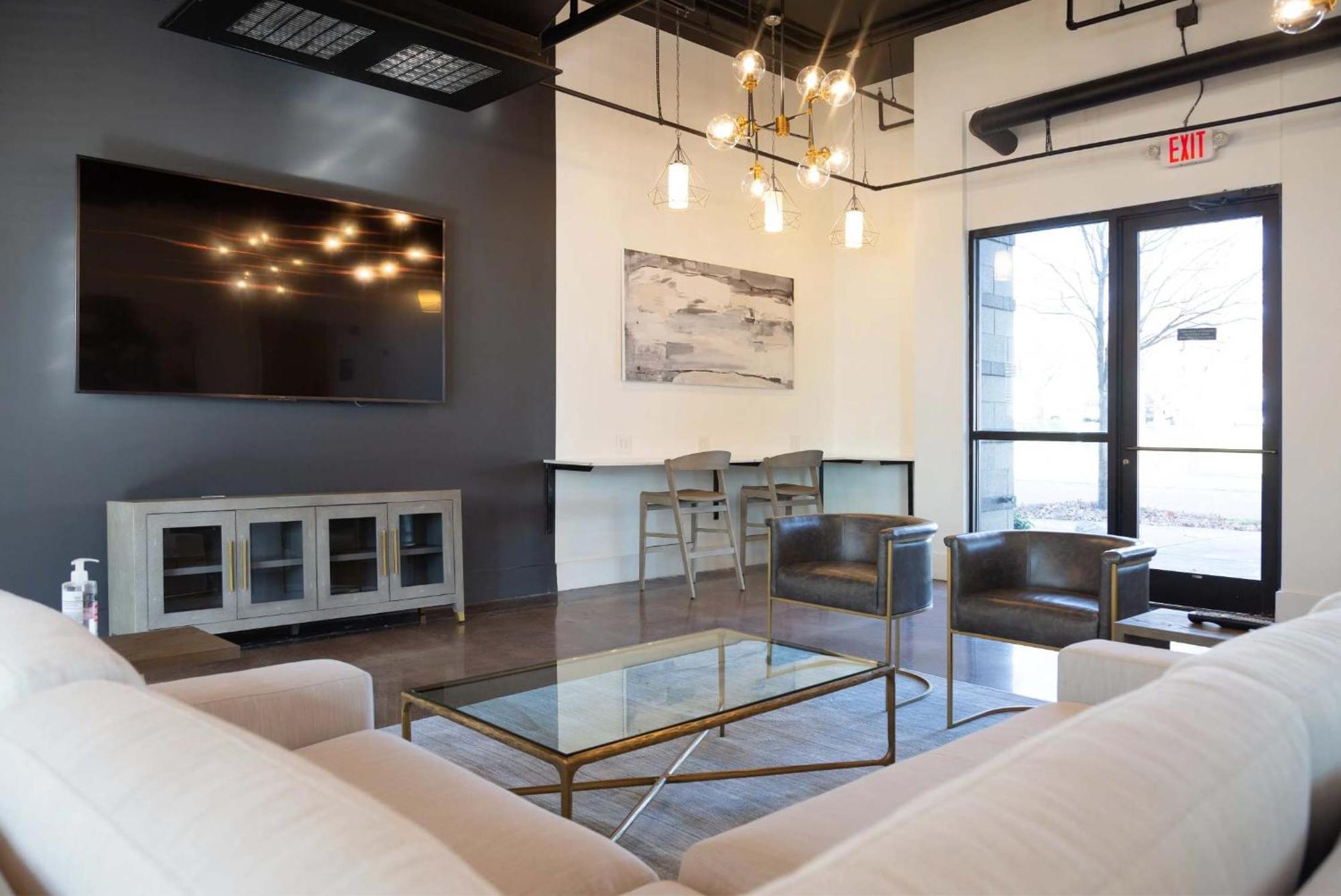 Spacious 2bd With Private Balcony And Free Parking