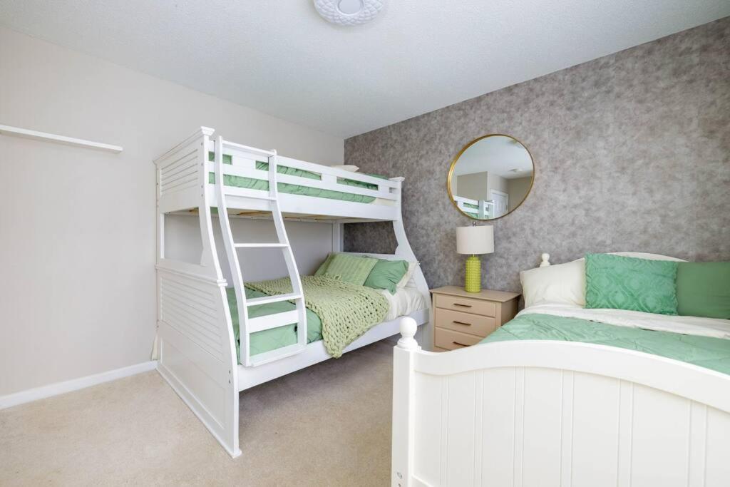 Queen Family-friendly Entire House, Holiday home Charlotte