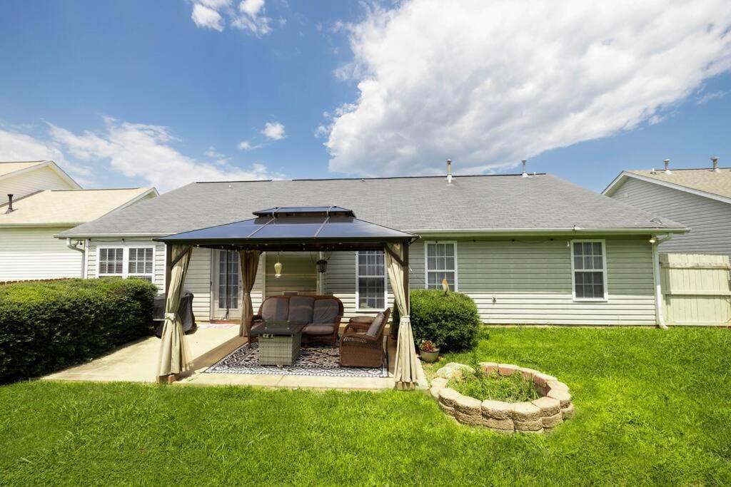 Queen Family-friendly Entire House, Holiday home Charlotte