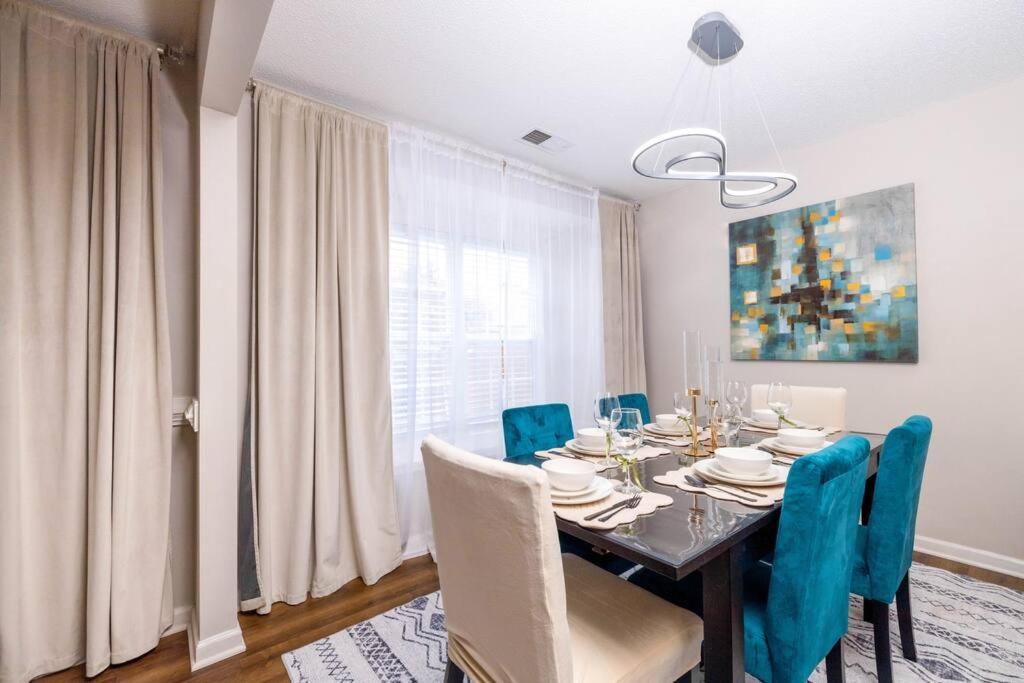 Queen Family-friendly Entire House, Holiday home Charlotte