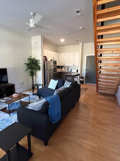 1 Bedroom Townhouse Studio In Uptown