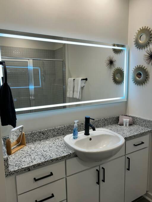 1 Bedroom Townhouse Studio In Uptown Apartment *