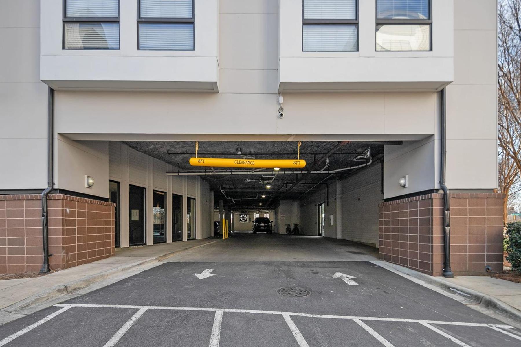 Spacious 2bd With Private Balcony And Free Parking 2 Apartment