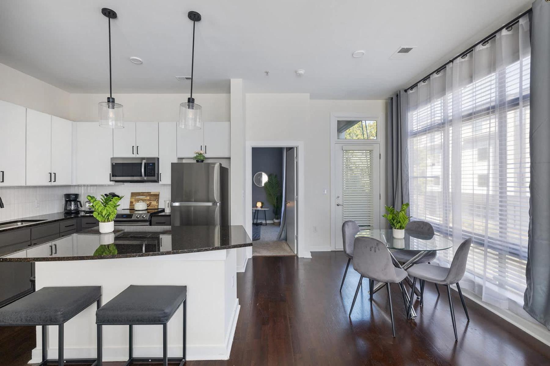 Spacious 2bd With Private Balcony And Free Parking 2 Apartment