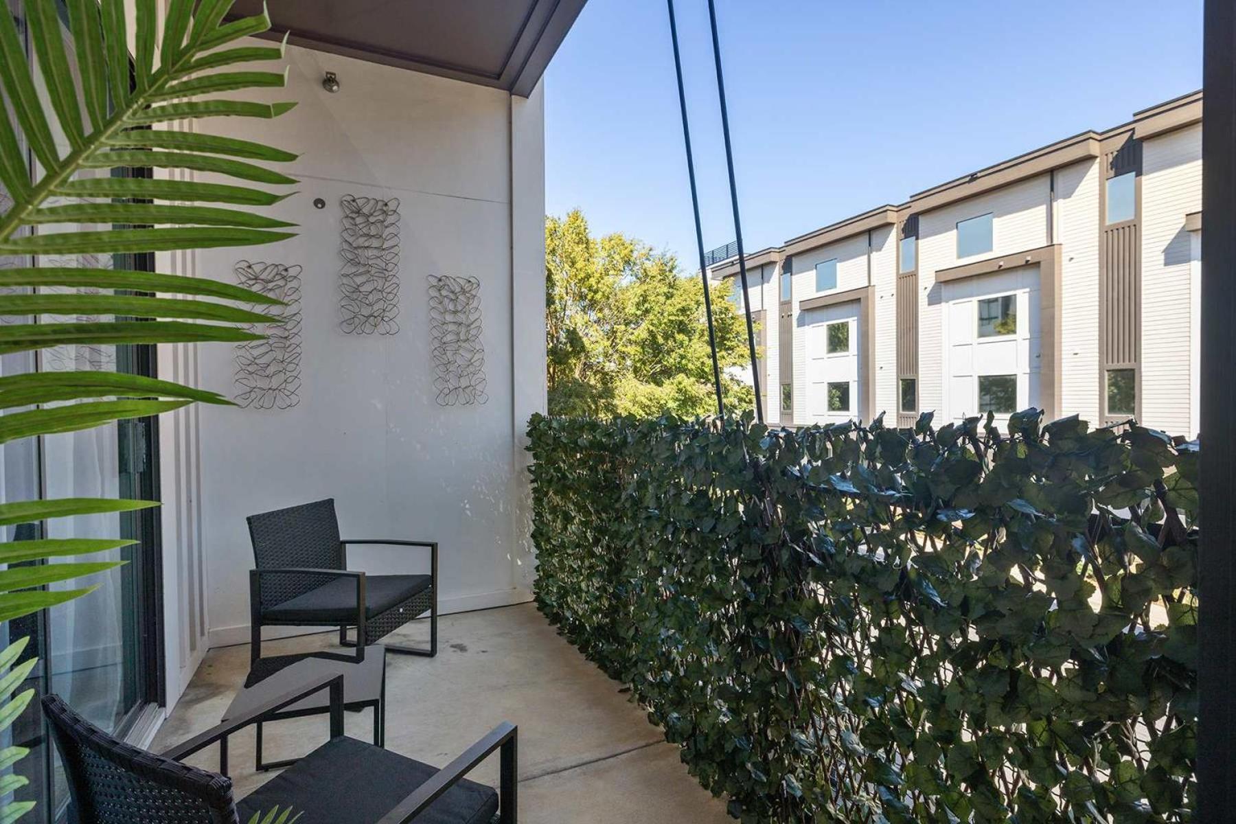 Spacious 2bd With Private Balcony And Free Parking 2