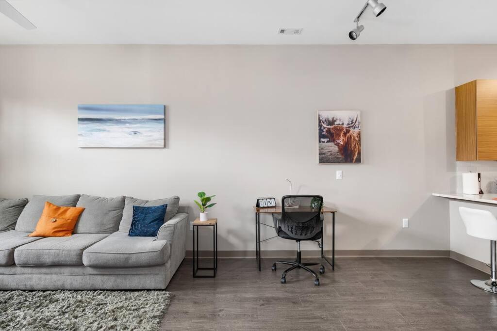 Uptown Elegance Gym, Pool, Wine Apartment *