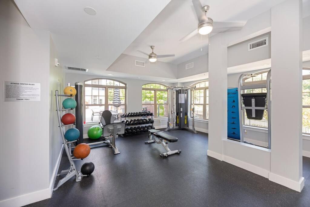 Uptown Elegance Gym, Pool, Wine Apartment Charlotte