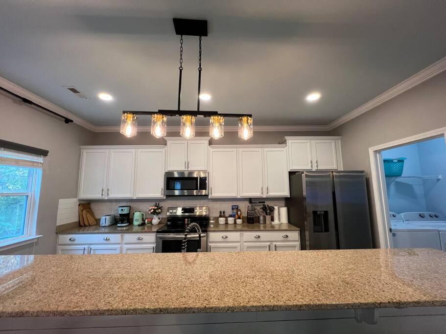 5 Bedrooms 7 Beds Luxury Fenced Yard Pets Ok Holiday home Charlotte