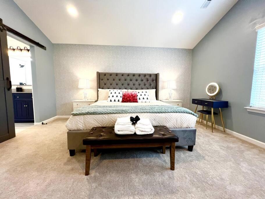 Holiday home 5 Bedrooms 7 Beds Luxury Fenced Yard Pets Ok Charlotte