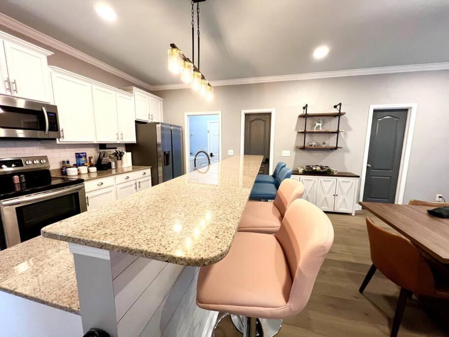 5 Bedrooms 7 Beds Luxury Fenced Yard Pets Ok