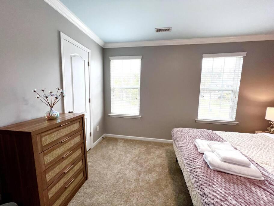 5 Bedrooms 7 Beds Luxury Fenced Yard Pets Ok Holiday home