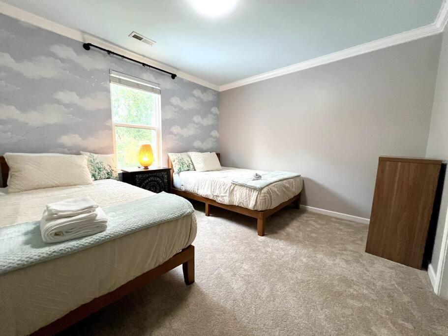 Holiday home 5 Bedrooms 7 Beds Luxury Fenced Yard Pets Ok *