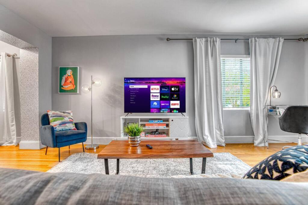 Cozy & Charming Home, Minutes To Everything! Holiday home