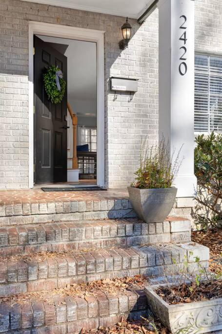 Holiday home Cozy & Charming Home, Minutes To Everything!
