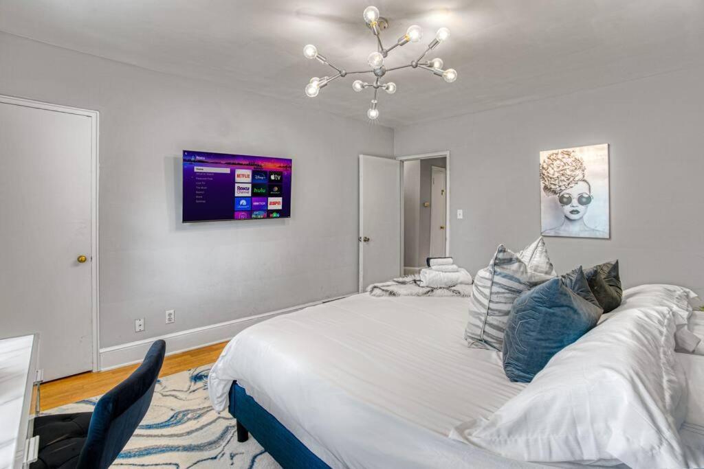 Cozy & Charming Home, Minutes To Everything! Holiday home *