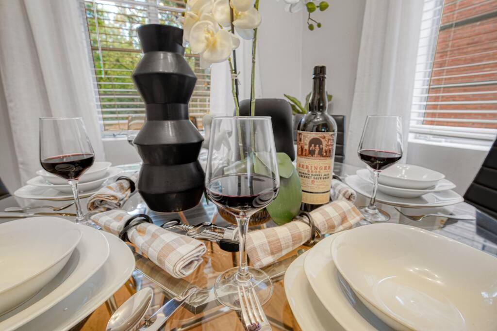 Cozy & Charming Home, Minutes To Everything! Holiday home