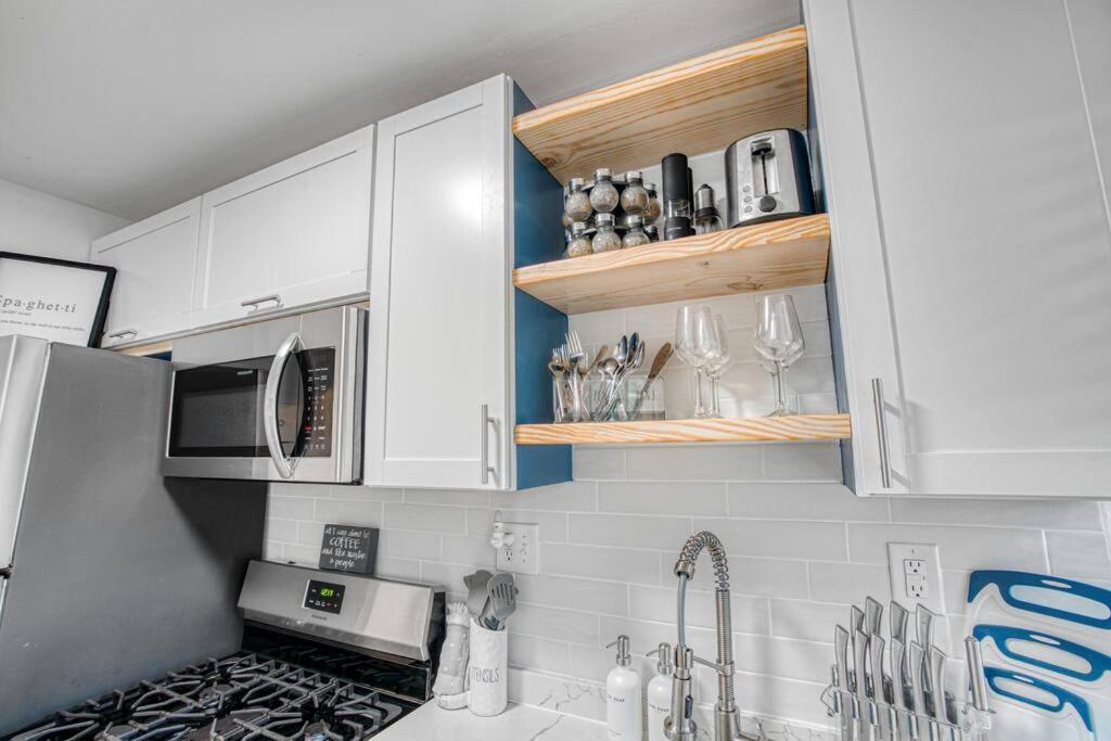 Cozy & Charming Home, Minutes To Everything! Holiday home