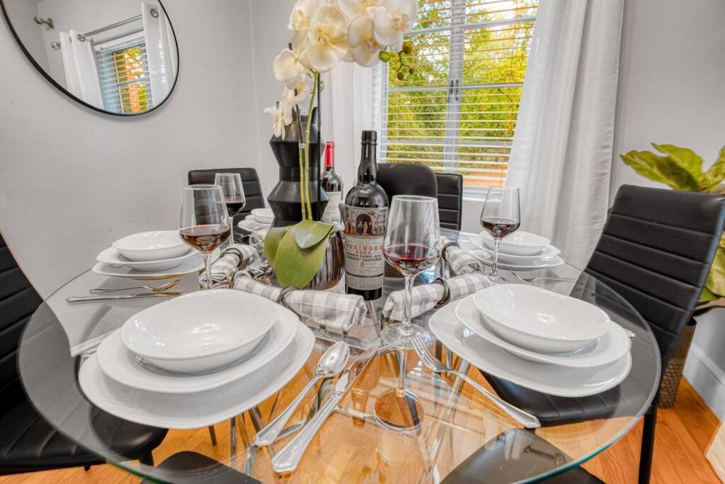 Holiday home Cozy & Charming Home, Minutes To Everything!
