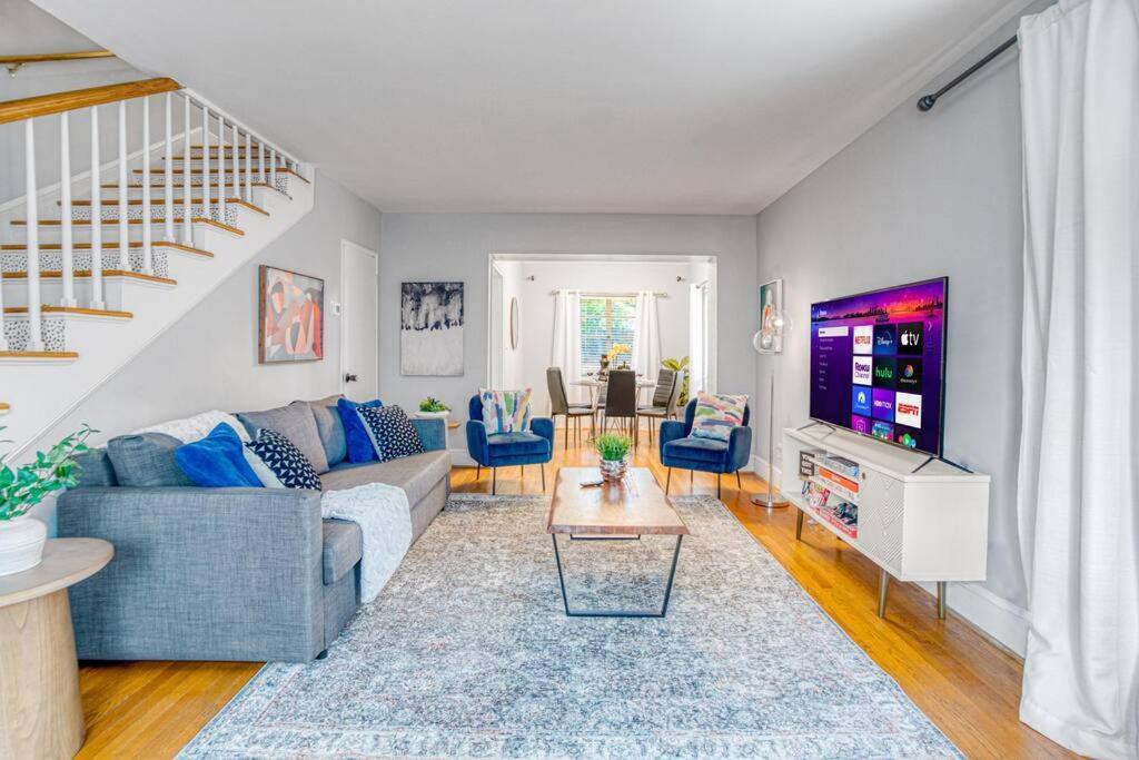 Cozy & Charming Home, Minutes To Everything! Holiday home Charlotte