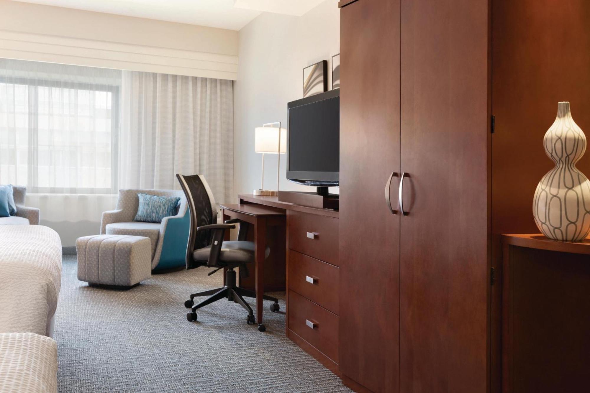 Hotel Courtyard Airport North 3*