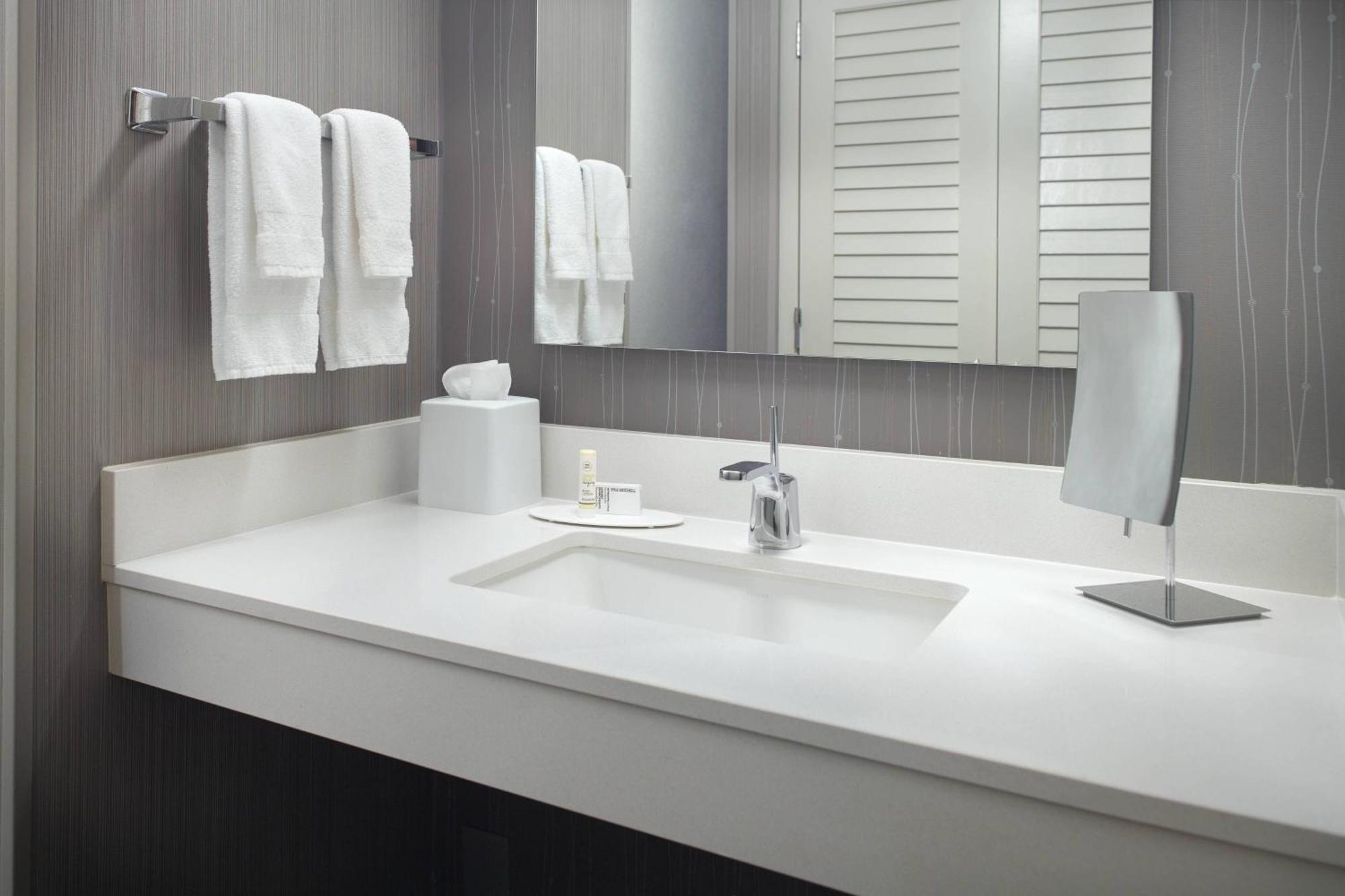 Courtyard Southpark Hotel 3*