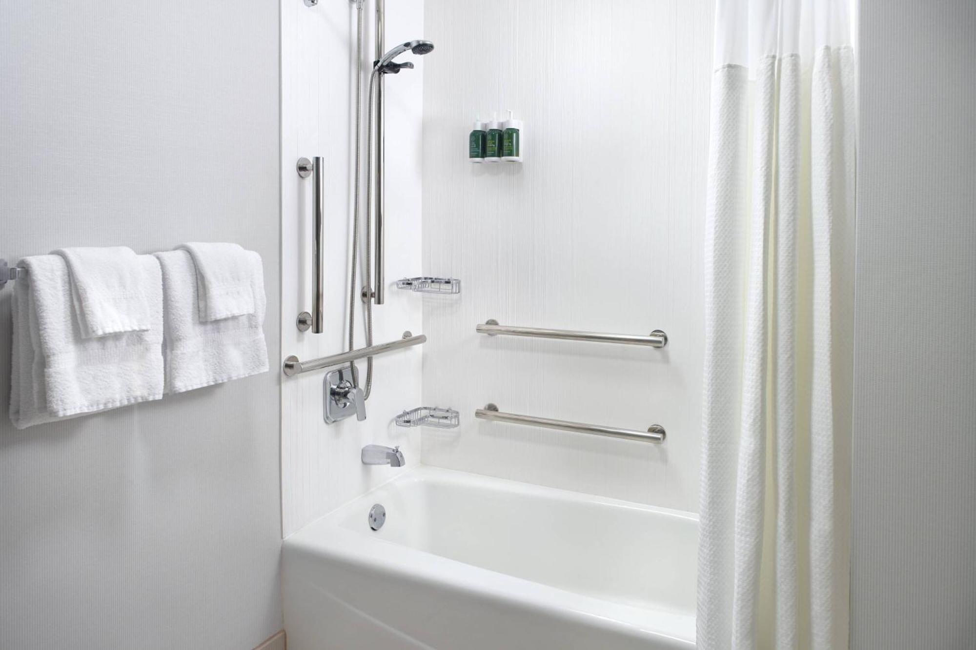 Courtyard Southpark Hotel 3*